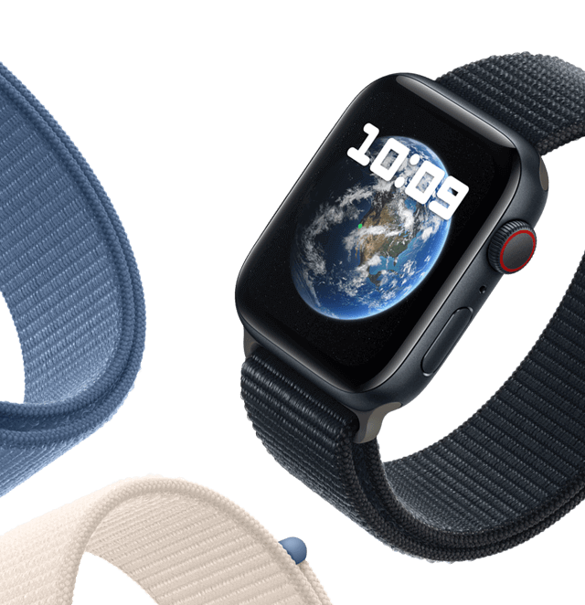 Apple Watch SE sportpánttal és kijelzőjén a Csillagászat háttérképpel, amelyen a Föld látható.