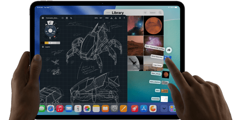 Asztrofekete iPad Pro, a felhasználó bal kézzel tartja a készüléket, jobb kézzel pedig mutató mozdulattal kezeli
a megnyitott alkalmazásablakokat, melyek között megjelenik egy rajzolóapp vázlatos gépészeti tervekkel, fotókönyvtár bolygókkal
és az űrről készült képekkel, valamint a Letöltések mappa fájljai legyezőszerűen kitárva