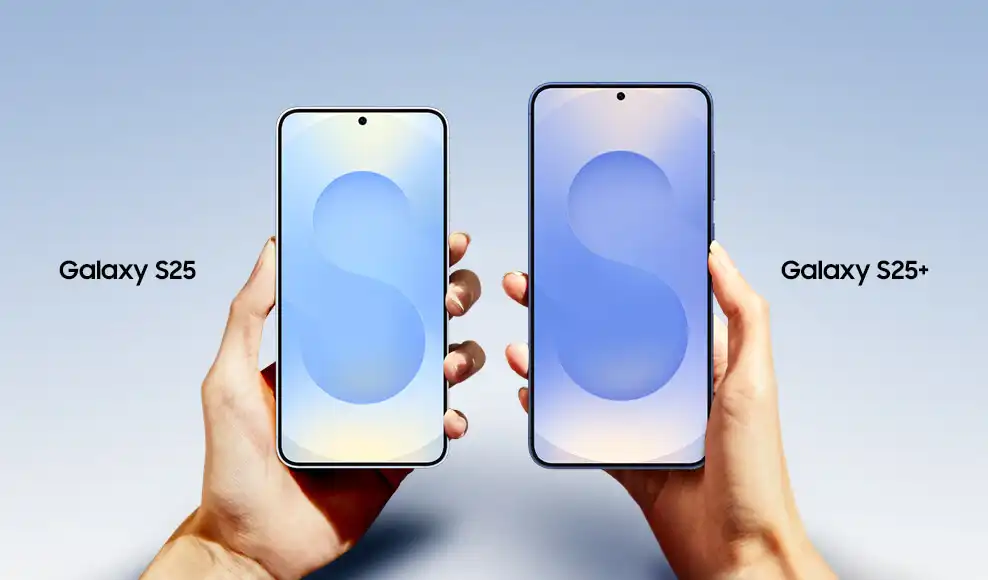 Két kézben tartott Galaxy S25 és Galaxy S25+ okostelefon, egymás mellett.
