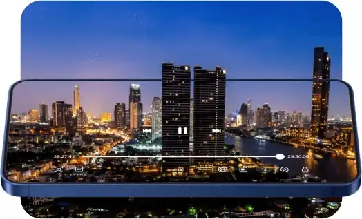 Éjszakai városkép felvétele okostelefon kijelzőjén, videólejátszó felülettel.