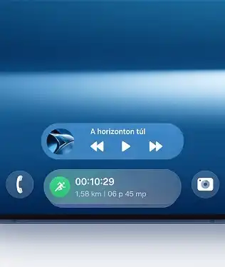 Okostelefon kijelzőjén zenelejátszó widget látható, mellette futóidő- és kameragomb ikonokkal.