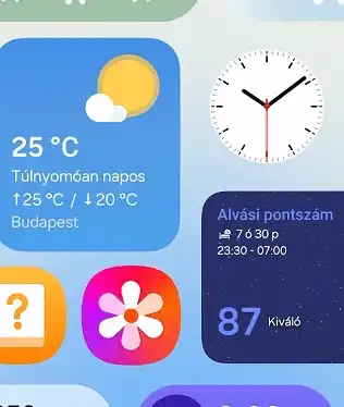 Okostelefon kezdőképernyőjén időjárás, óra és alvási pontszám widgetek jelennek meg egyéb ikonokkal.
