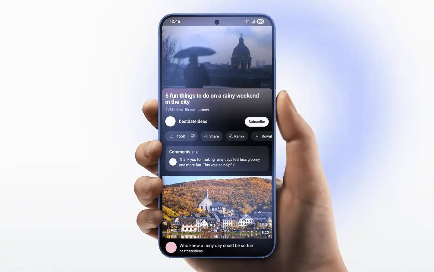Kézben tartott Galaxy S25, amelyen videó és kommentek láthatók a kijelzőn