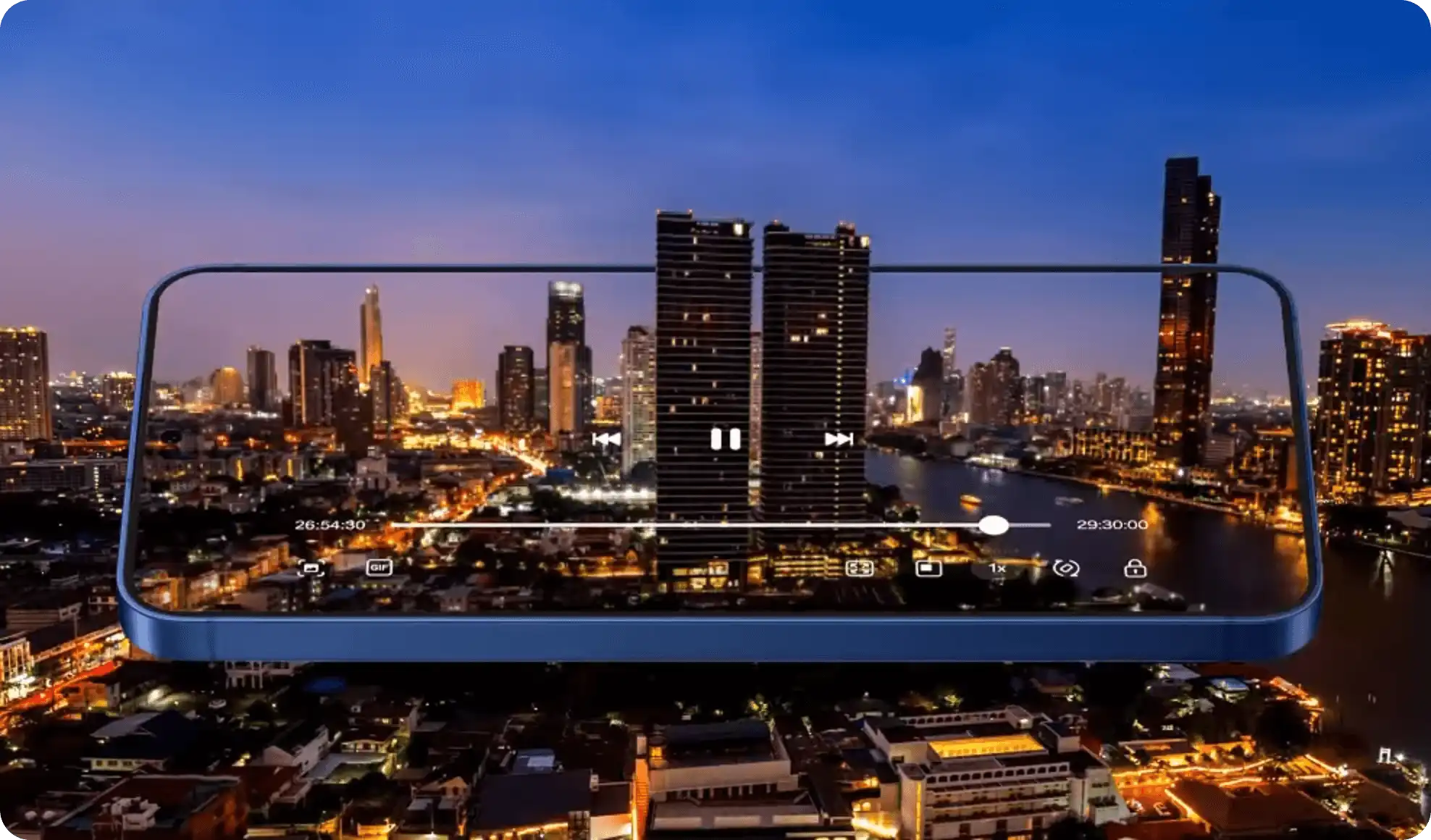 Éjszakai városkép, amelyet egy okostelefon kijelzőjén keresztül látunk, a képernyőn videólejátszó felülettel.