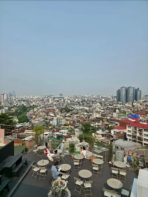 Nagy felbontású kép egy személyről a tengerparton a Galaxy Z Fold7 200 megapixeles hátlapi kamerájával. A színek és részletek
      élethűek.