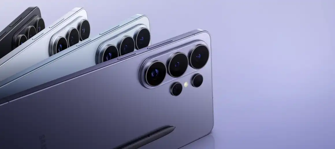 Három Galaxy S26 Ultra készülék különböző színekben, hátlapi kamerákkal és S Pennel.