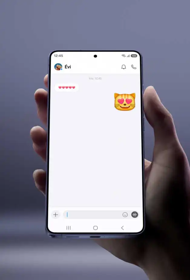 Kézben tartott Galaxy S26 Ultra üzenetküldő felülettel a kijelzőn.