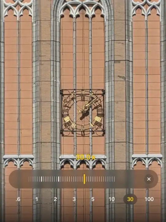 Templomóra 30-szoros nagyításban a Galaxy S26 Ultra zoomfelületén.