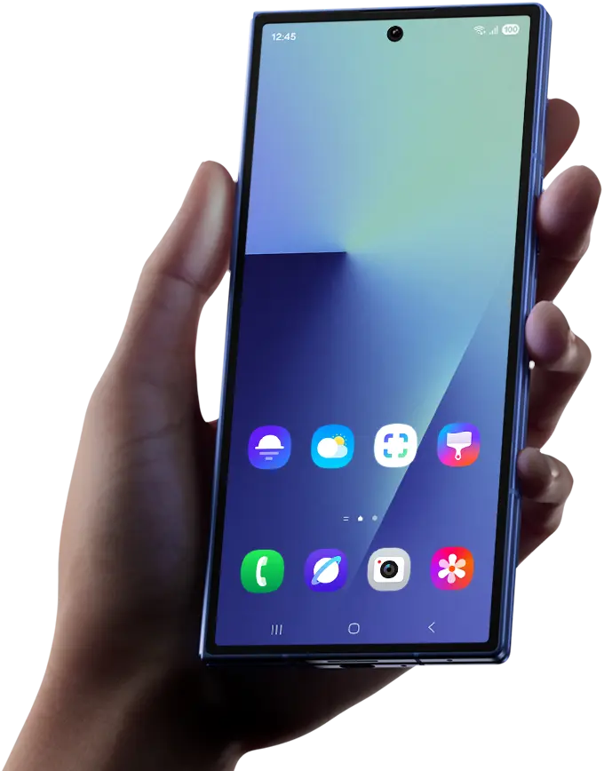 A képen egy kézben tartott Samsung Galaxy Z Fold7 okostelefon látható.