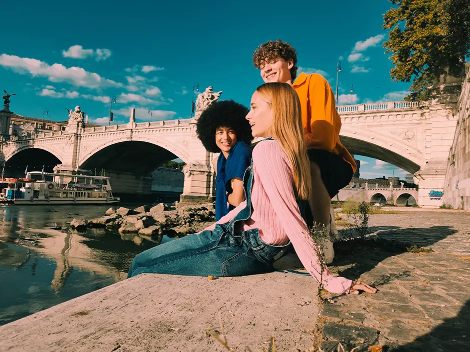 Fiatalok a folyóparton ülnek, effektelt kép