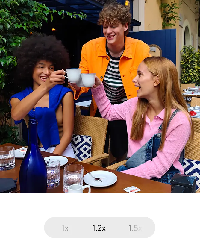Fiatal emberek koccintanak, 28 mm-es felvétel