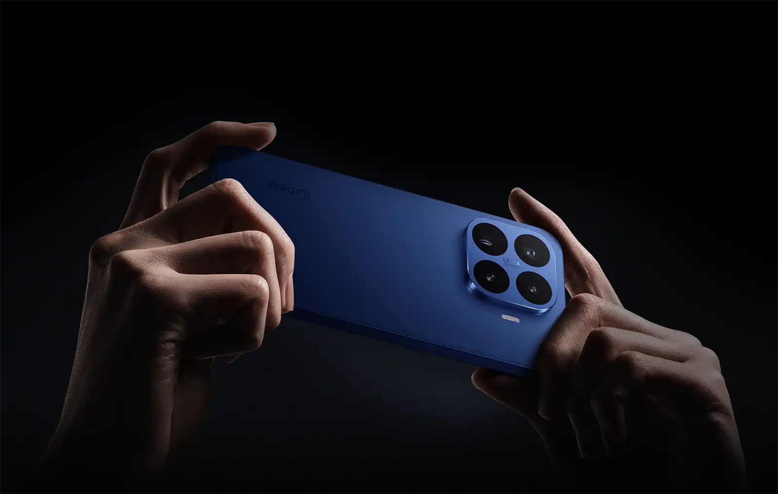 Xiaomi 17T Pro kézben tartva, Leica kamerarendszerrel telefotózás közben