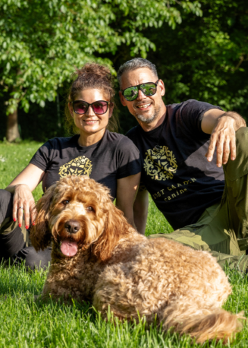 Egy boldog, mosolygós pár ül egy kanapén, és a kamerába néz, miközben az asztalon fehér és arany színű dobozok (amelyek a "natrue" márkajelzést viselik, az egyik "shakes", a másik "electrolytes" felirattal), valamint egy fehér termoszkupa látható.