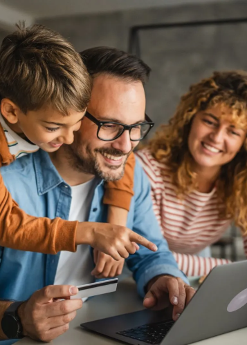 Család (apa, anya, gyerek) együtt online vásárol laptopon bankkártyával. Online vásárlás, család, laptop, bankkártya, e-kereskedelem, otthon.