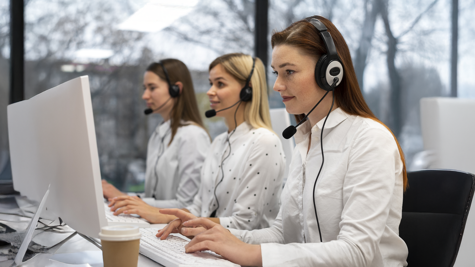 ügyfélszoláglatban dolgozó nők