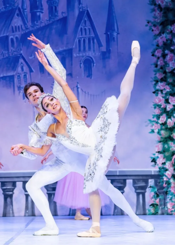 Két balett-táncos egy színpadi előadás közben, valószínűleg a Diótörő vagy egy hasonló mesebalettből.