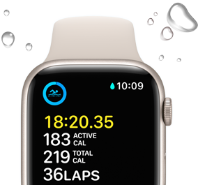 Apple Watch SE, kijelzőjén az Úszás edzéstípus, a készülék körül pedig vízcseppek látszanak.