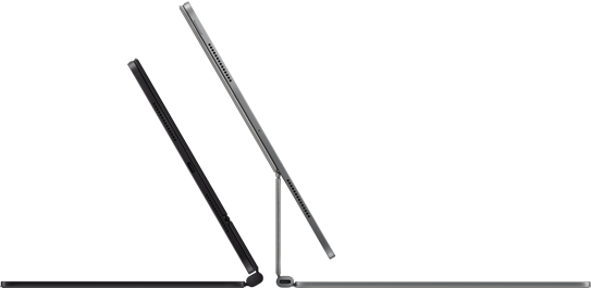 Két, iPad Próhoz csatlakoztatott Magic Keyboard egymásnak háttal, asztrofekete és ezüst színben