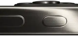 A titán kialakítású iPhone 15 Pro oldalnézete, amelyen látszik egy hangerőgomb és a Művelet gomb