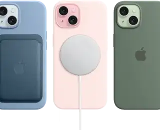 Az iPhone 15 MagSafe-rögzítésű iPhone 15-szilikontokkal, MagSafe-rögzítésű FineWoven-szövettárcával, MagSafe töltővel       és MagSafe akkumulátorral.